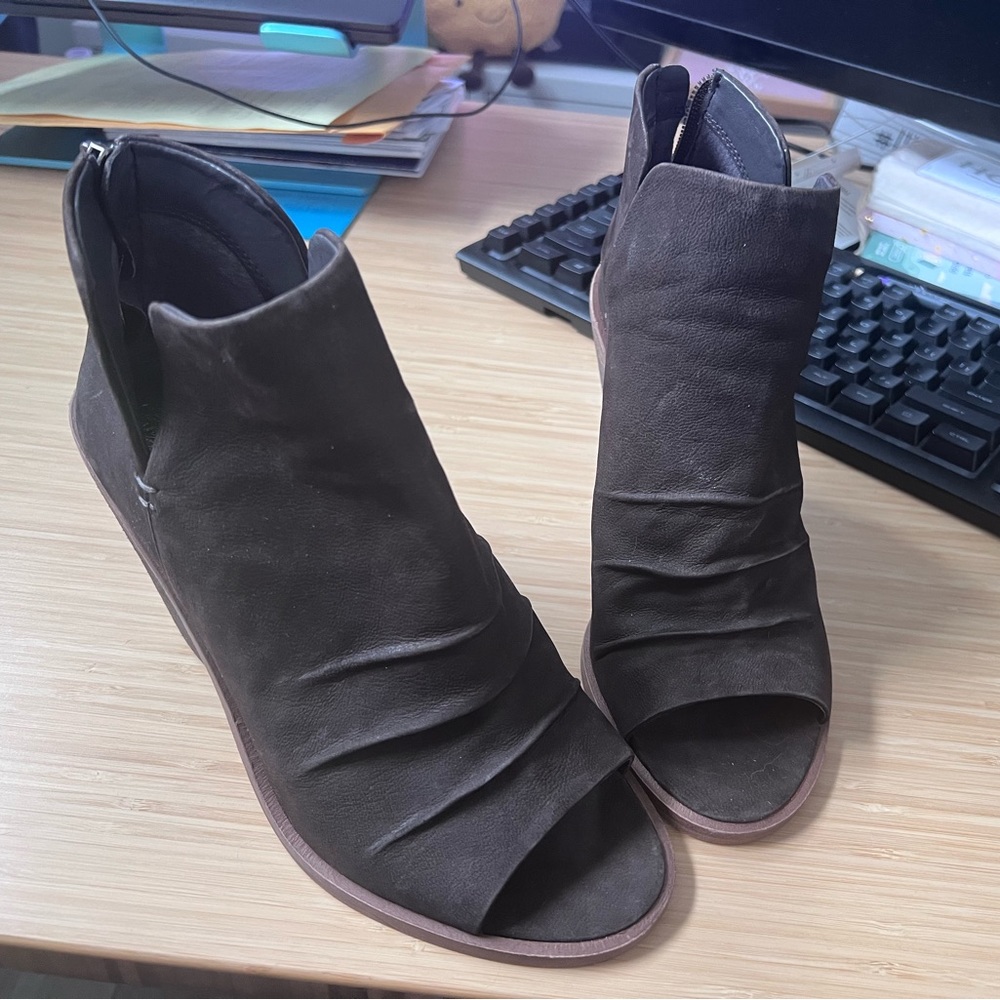 Vince Camuto dark grey peep toe shoes